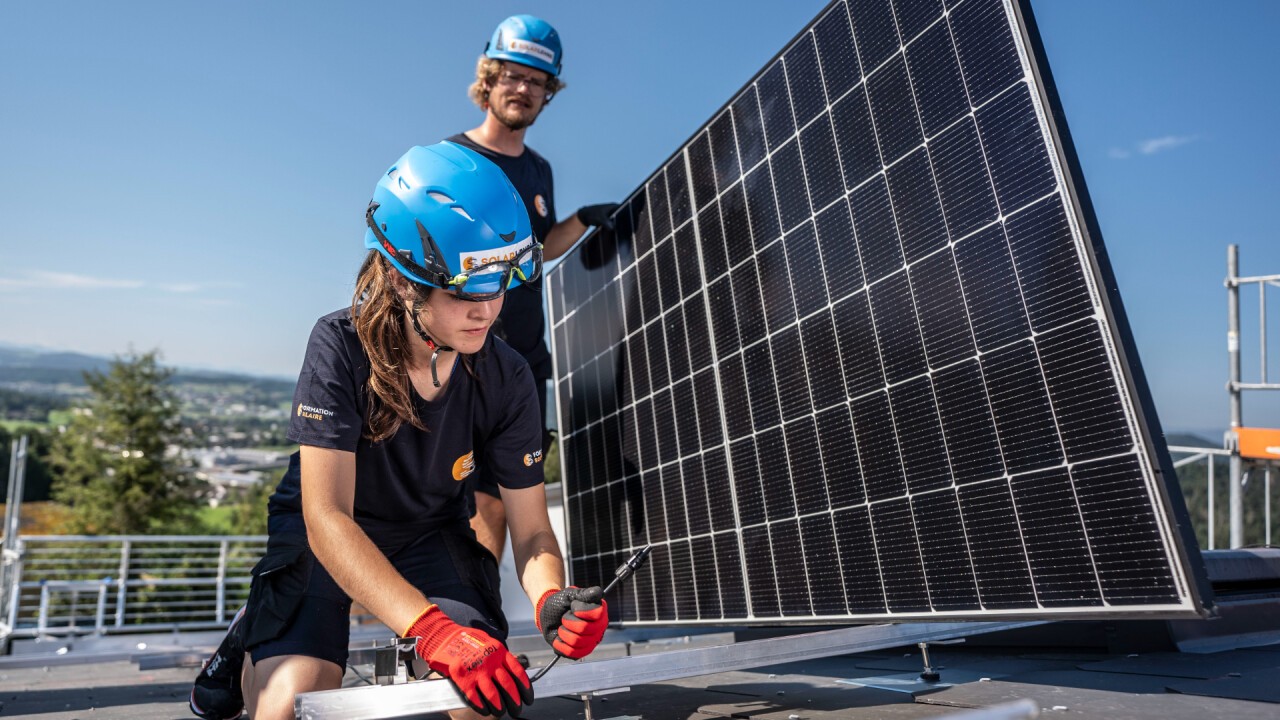 Zwei neue Berufslehren tragen dazu bei, dass es auch in Zukunft ausreichend gut ausgebildete Solarfachleute gibt. (Foto: Swissolar / Valeriano Di Domenico)